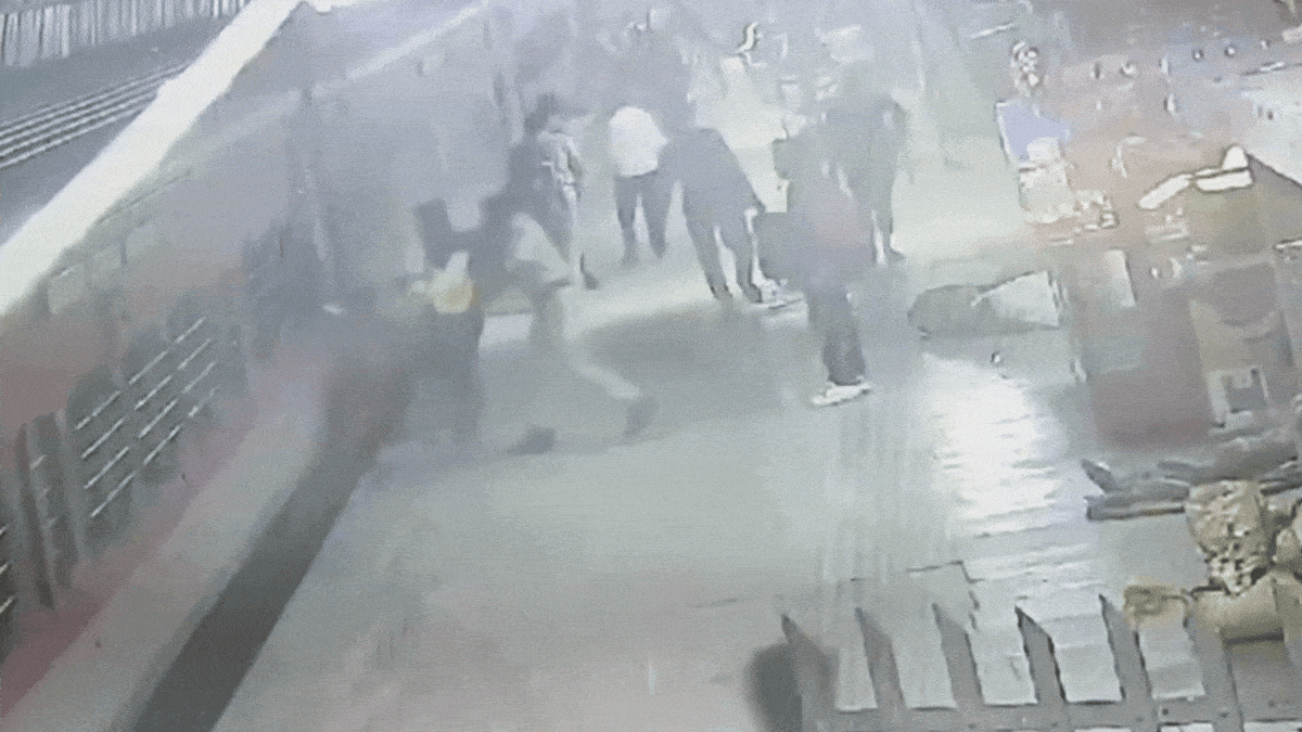 VIDEO: चलती ट्रेन पर चढ़ रही महिला का फिसला पैर, भागकर आए RPF के जवान ने जान जाने से ऐसे बचाया