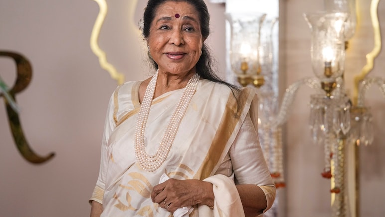 Asha Bhosle : 'ते' गाणं गाताच आशा ताईंना चक्कर आली; तब्बल 10 दिवसांच्या रियाजानंतर स्टुडिओमध्ये असं होतं चित्र