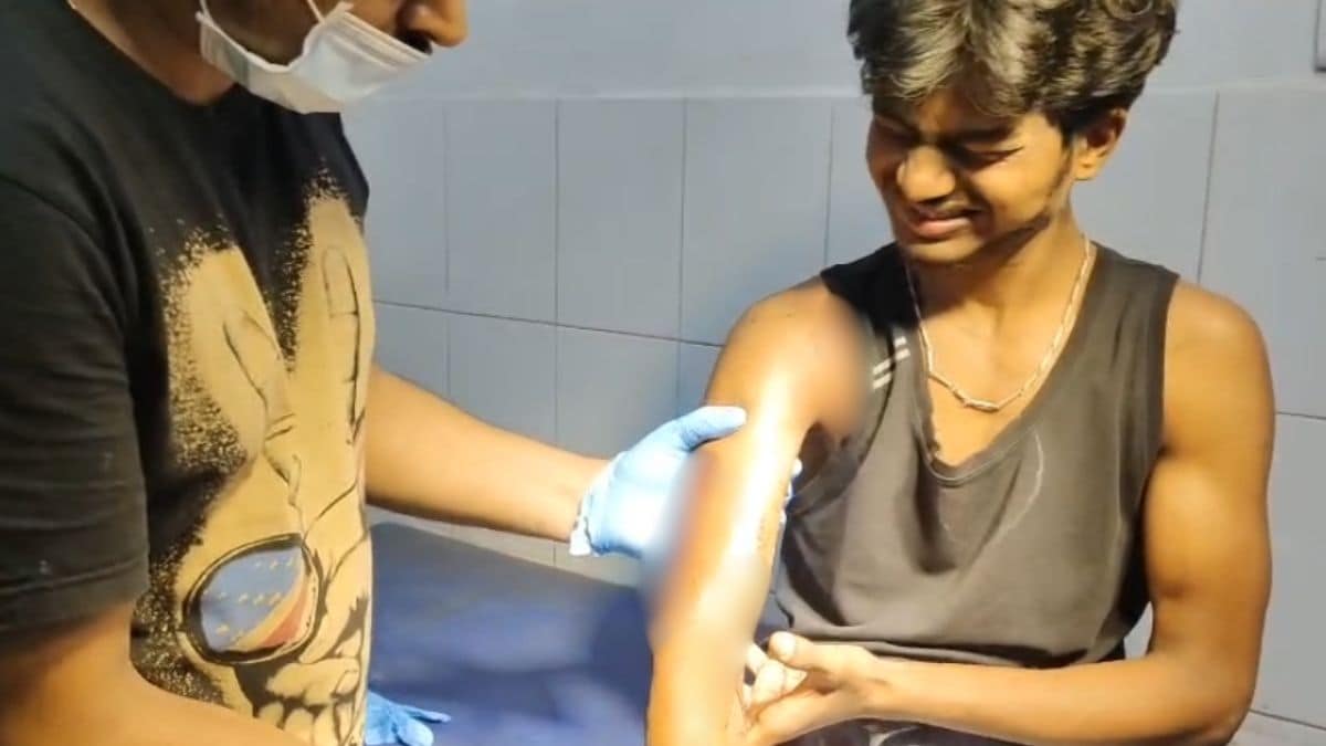 अस्पताल में छोटा भाई.