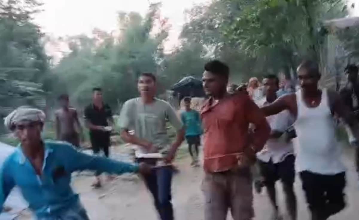 बिहार: अपना पैसा वापस मांगने गए युवक को चोर बताकर पीटा, रस्‍सी से बांधकर पूरे गांव में घुमाया