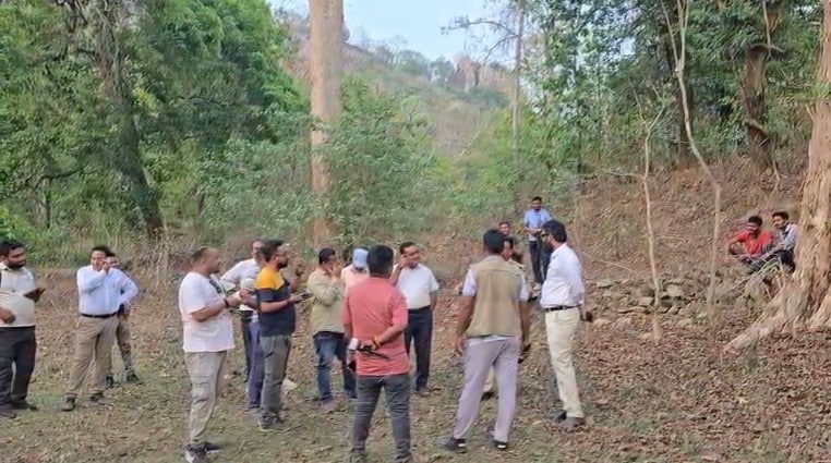 मौके पर जांच करने पहुंची टीम. मौके पर जांच करने पहुंची टीम.