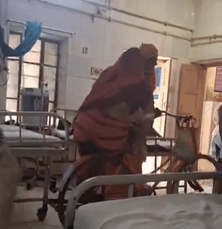 पत्&zwj;नी को साइक&zwj;िल पर बैठाकर ज&zwj;िला अस्&zwj;पताल के इंमरजेंसी वार्ड पहुंचा बुजुर्ग पत&zwj;ि, वीडियो वायरल&nbsp;