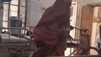 पत्‍नी को साइक‍िल पर बैठाकर ज‍िला अस्‍पताल के इंमरजेंसी वार्ड पहुंचा बुजुर्ग पत‍ि, वीडियो वायरल