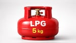 LPG की कमी से पलायन कर रहे थे छात्र, मजदूर...सरकार ने डबल की 5kg सिलेंडरों की सप्लाई, जानें कैसे ले सकते हैं