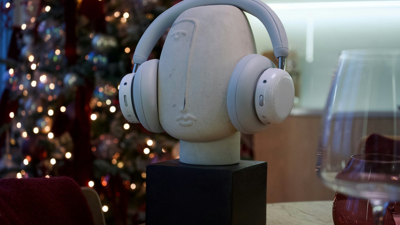 Sound Leakage Issues? How To Picks Over-Ear Headphones That Contain Audio Better