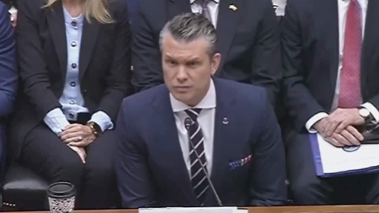 अमेरिकी रक्षा मंत्री पीट हेगसेथ से जब डेमोक्रेट सांसदों ने तीखे सवाल पूछे तो वह भड़क गए.