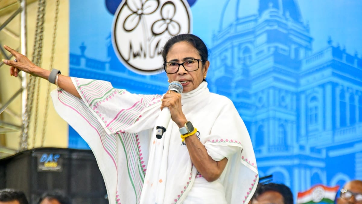 चुनावी सभा में ममता बनर्जी ने चुनाव आयोग पर पक्षपात का आरोप लगाया चुनावी सभा में ममता बनर्जी ने चुनाव आयोग पर पक्षपात का आरोप लगाया