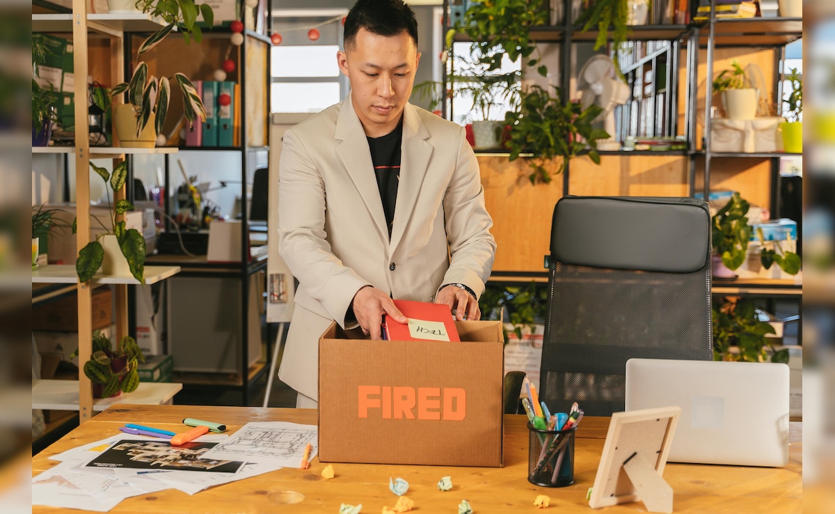 आंख खुलते ही दिखा लास्‍ट वर्किंग डे का मेल, Oracle जैसी कंपनियों से क्यों जा रही हजारों लोगों की नौकरी?