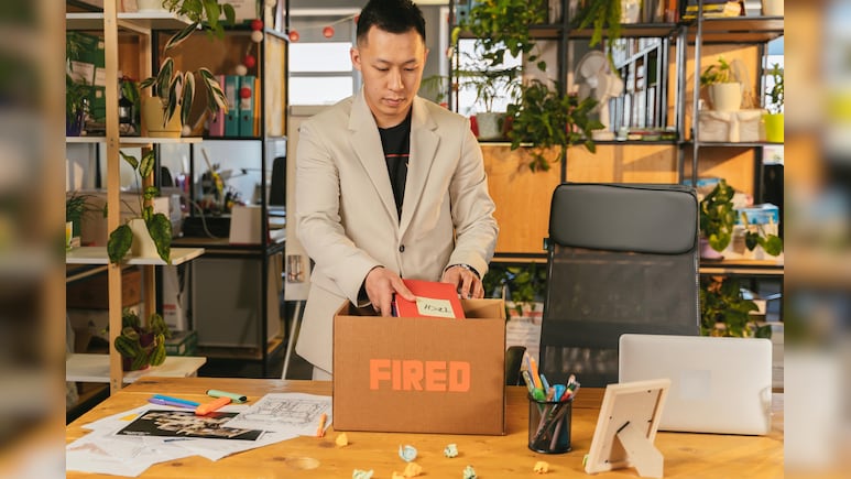 आंख खुलते ही दिखा लास्&zwj;ट वर्किंग डे का मेल, Oracle जैसी कंपनियों से क्यों जा रही हजारों लोगों की नौकरी?