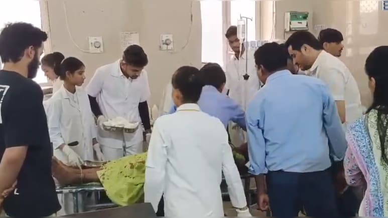 बांसवाड़ा के लियो सर्किल पर दर्दनाक हादसा, ट्रेलर की टक्कर में बाइक सवार भाई की मौत; बहन गंभीर रूप से घायल