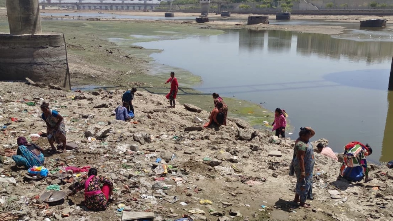 सूखी साबरमती में 'सोने का खजाना' ढूंढने उतरी हजारों की भीड़, तपती धूप में किस्मत आजमाने की होड़