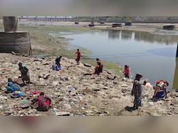 सूखी साबरमती में 'सोने का खजाना' ढूंढने उतरी हजारों की भीड़, तपती धूप में किस्मत आजमाने की होड़