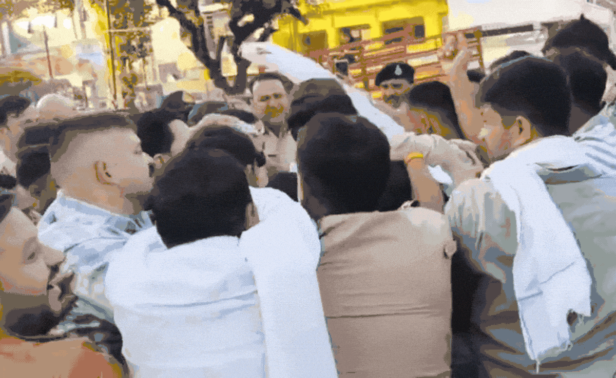 पुलते की छीना-झपटी के बीच किसी ने लगा दी आग, 2 पुलिसकर्मी समेत कई कांग्रेस कार्यकर्ता झुलसे 