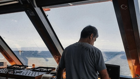 समुद्री जहाज पर कैसे मिलती है नौकरी, क्&zwj;या करनी होती है पढ़ाई