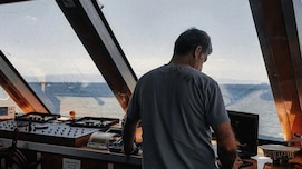 समुद्री जहाज पर कैसे मिलती है नौकरी, क्&zwj;या करनी होती है पढ़ाई