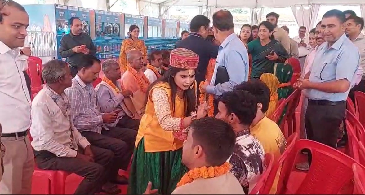 रजिस्ट्रेशन के लिए पहुंचे तीर्थ यात्रियों को तिलक लगाया गया