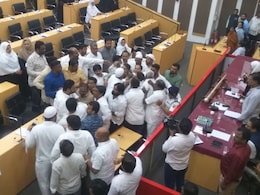 Malegaon News : मालेगाव पालिकेत नगरसेवकांचा 'राडा'! एमआयएम आणि इस्लाम पक्ष आमनेसामने, सभागृहात हाणामारी