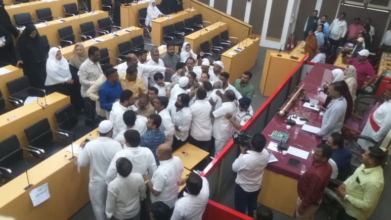 Malegaon News : मालेगाव पालिकेत नगरसेवकांचा 'राडा'! एमआयएम आणि इस्लाम पक्ष आमनेसामने, सभागृहात हाणामारी