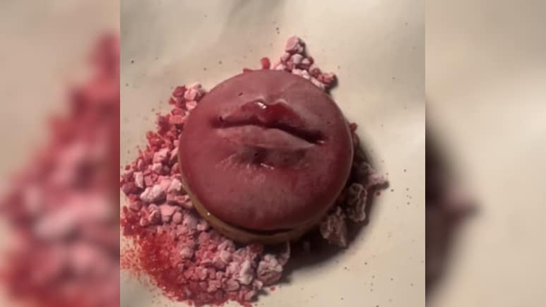 Chef's Kiss Recipe: घर पर बनाएं इंस्टाग्राम पर वायरल हो रहा 'Chef&rsquo;s Kiss' Dessert