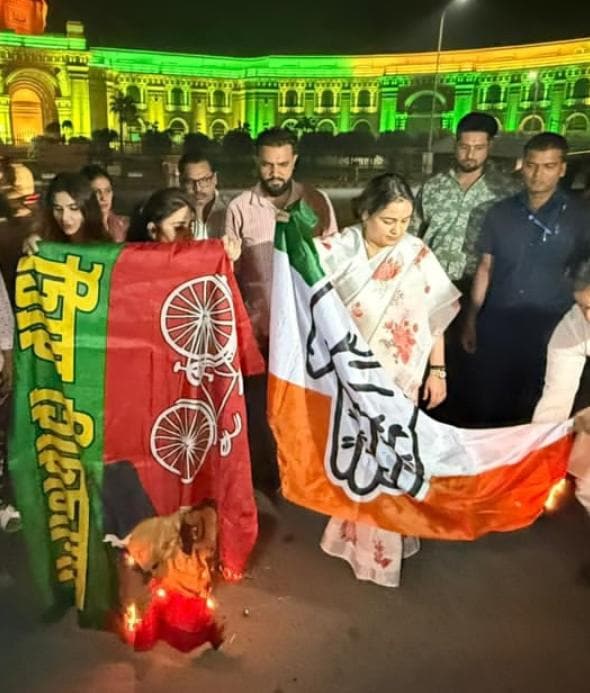 लखनऊ में सपा और कांग्रेस का झंडा जलाती अर्पणा यादव.