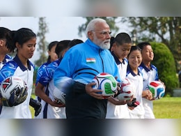 गंगटोक में युवाओं के साथ फुटबॉल खेलते दिखे PM मोदी, तस्वीरें देखें