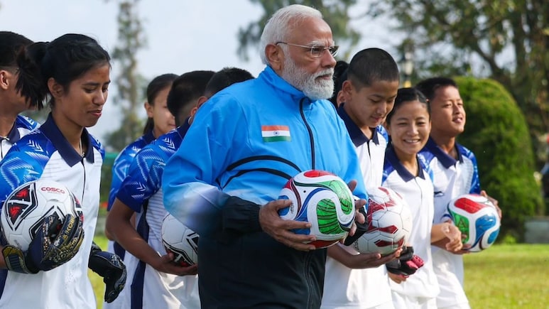 गंगटोक में युवाओं के साथ फुटबॉल खेलते दिखे PM मोदी, तस्वीरें देखें