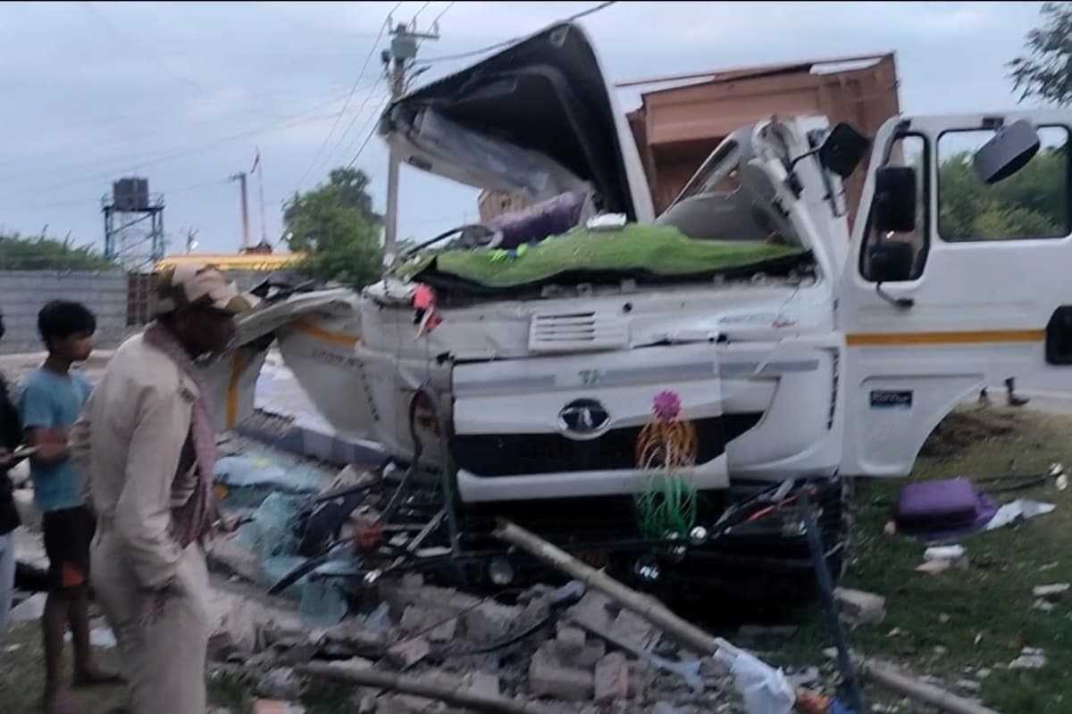 ट्रक की हालत देखकर हादसे का अंदाजा लगाया जा सकता है. 