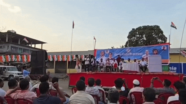 VIDEO: असम में चुनावी भाषण के दौरान भरभराकर गिरा TMC का मंच, औंधे मुंह गिरे नेताजी