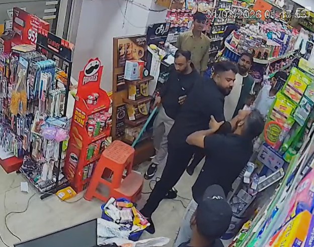दिल्ली में आधी रात बदमाशों ने मचाया उत्पात, स्टोर मैनेजर की पिटाई का CCTV वायरल