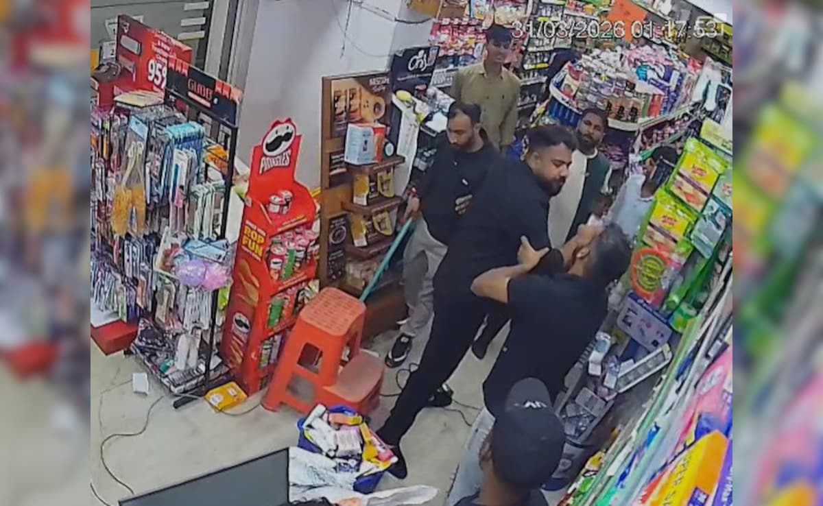 दिल्ली में आधी रात बदमाशों ने मचाया उत्पात, स्टोर मैनेजर की पिटाई का CCTV वायरल