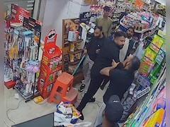 दिल्ली में आधी रात बदमाशों ने मचाया उत्पात, स्टोर मैनेजर की पिटाई का CCTV वायरल