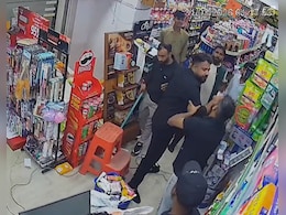 दिल्ली में आधी रात बदमाशों ने मचाया उत्पात, स्टोर मैनेजर की पिटाई का CCTV वायरल