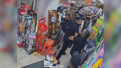 दिल्ली में आधी रात बदमाशों ने मचाया उत्पात, स्टोर मैनेजर की पिटाई का CCTV वायरल