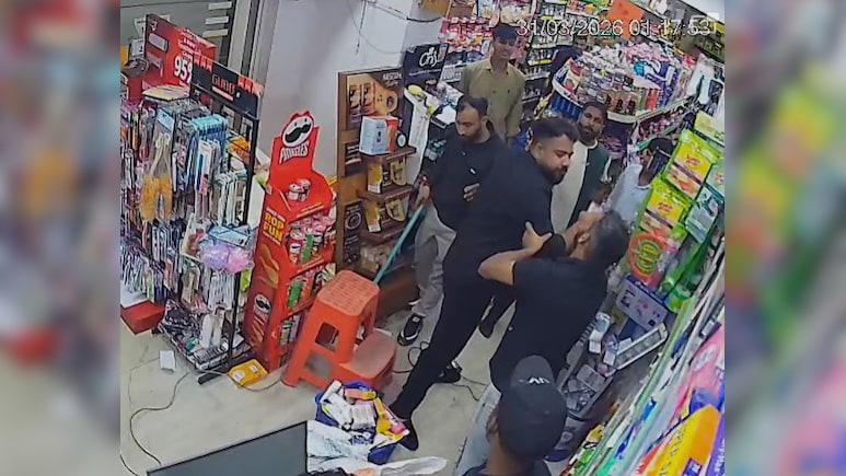 दिल्ली में आधी रात बदमाशों ने मचाया उत्पात, स्टोर मैनेजर की पिटाई का CCTV वायरल