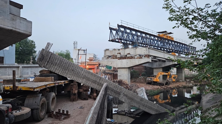 ग्वालियर एलिवेटेड रोड हादसे की आंखों देखी: जैक का बैलेंस ब&zwj;िगड़ा, गार्डर नीचे गिरकर 2 टुकड़ों में बंटा