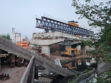 ग्वालियर एलिवेटेड रोड हादसे की आंखों देखी: जैक का बैलेंस ब&zwj;िगड़ा, गार्डर नीचे गिरकर 2 टुकड़ों में बंटा