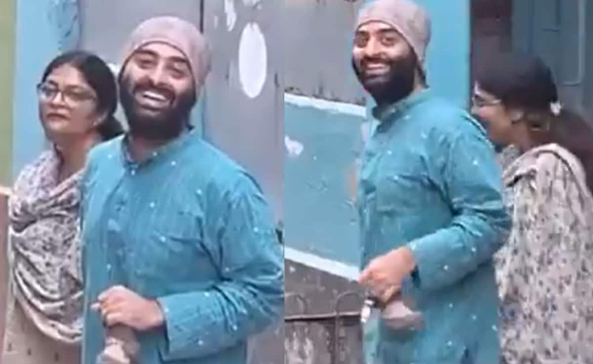 Bengal Elections 2026: अरिजीत सिंह ने डाला वोट, मतदान केंद्र के बाहर पत्नी संग आए नजर