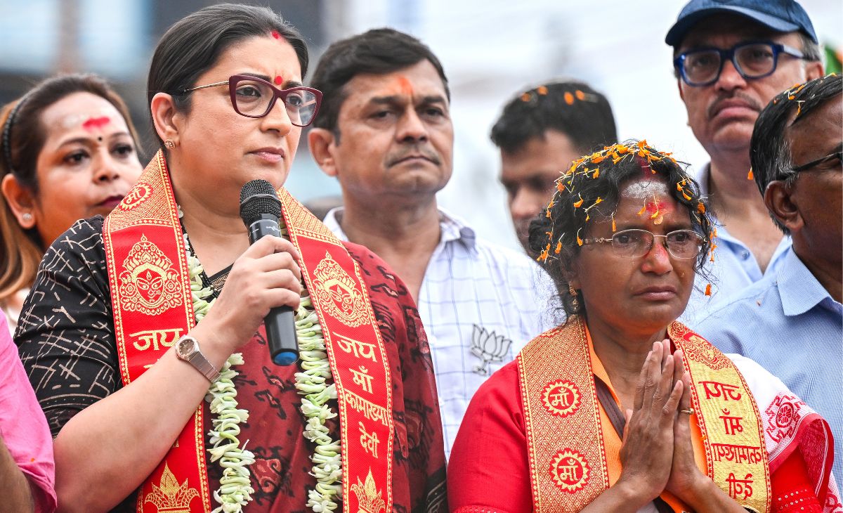 आरजी कर पीड़िता की मां रतना देबनाथ के नॉमिनेशन में पूर्व केंद्रीय मंत्री स्मृति ईरानी.