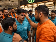 lenskart controversy:  अब सूरत में Lenskart कंपनी की ड्रेस कोड पर बजरंग दल का बवाल, स्टोर में घुसकर कर्मचारियों के माथे पर लगा तिलक