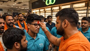 lenskart controversy: &nbsp;अब सूरत में Lenskart कंपनी की ड्रेस कोड पर बजरंग दल का बवाल, स्टोर में घुसकर कर्मचारियों के माथे पर लगाया तिलक