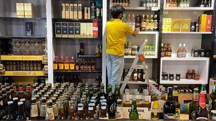 बंगाल में 48 से 96 घंटे की शराबबंदी पर विवाद, आबकारी विभाग ने बिक्री में &ldquo;असामान्य उछाल&rdquo; का दिया हवाला