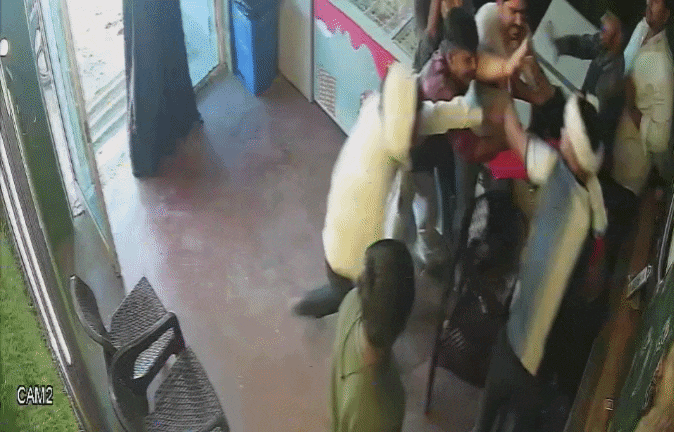 VIDEO: दिनदहाड़े दबंगों की गुंडागर्दी, लाठी‑डंडे लेकर कैफे में घुसकर युवक को पीटा