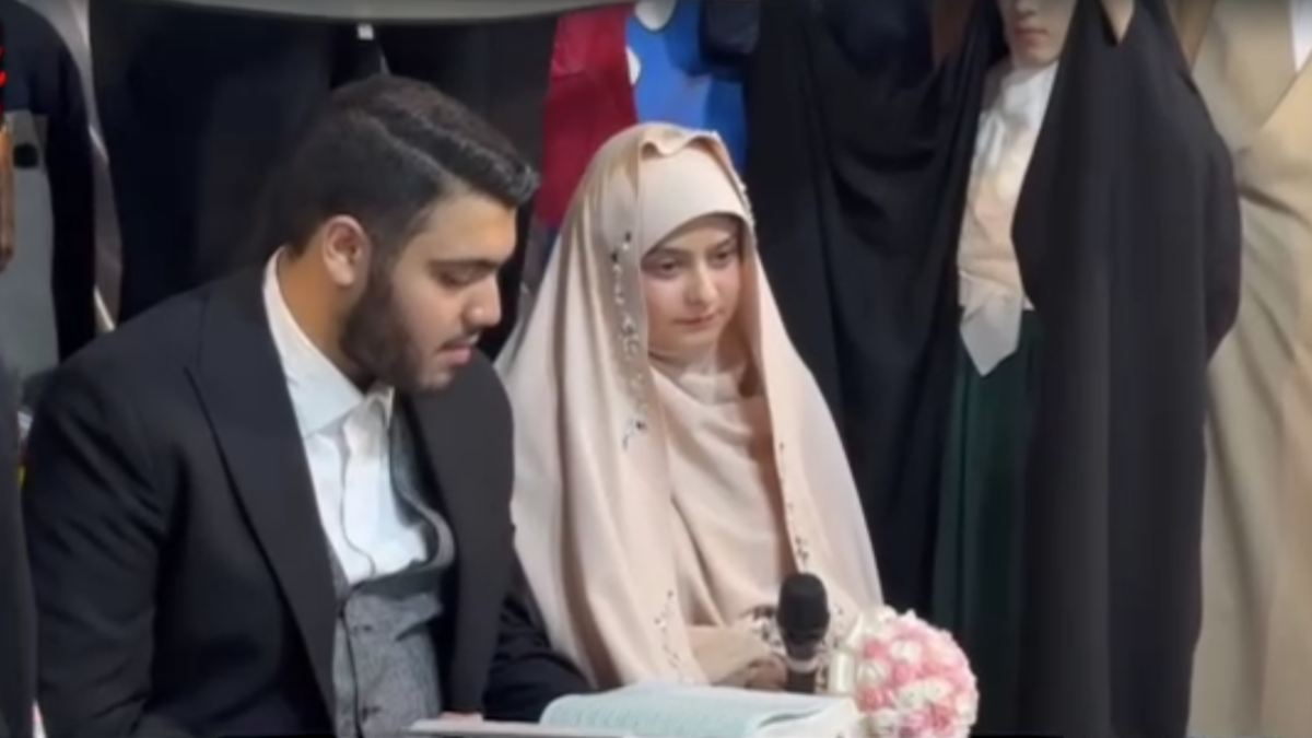 तेहरान की सड़कों पर नारों के बीच गूंजी शहनाई, मुनीरिया चौक पर हुआ निकाह, प्रदर्शनकारी बने 'बाराती'