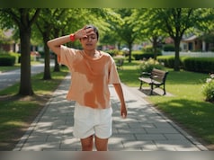 गर्मियों में पसीने से भीग जाती है शर्ट? ये गर्मी नहीं इस बीमारी का हो सकता है संकेत