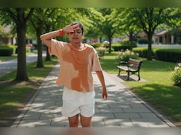 गर्मियों में पसीने से भीग जाती है शर्ट? ये गर्मी नहीं इस बीमारी का हो सकता है संकेत