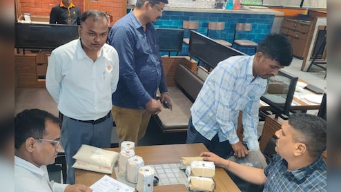 जन्मदिन पार्टी की बिरयानी में निकला कॉकरोच, गोरखपुर में Barbeque Nation रेस्टोरेंट सील