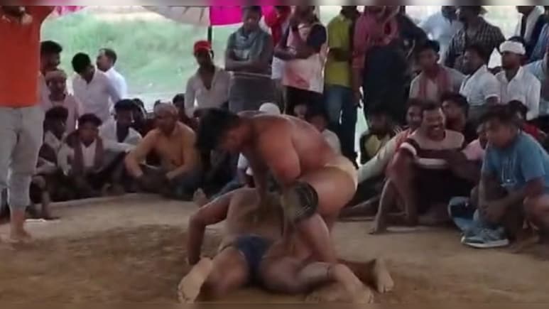 ब&zwj;िहार में पहलवानों का दंगल: नेपाल के थापा ने केरल के कटप्&zwj;पा को जमीन पर पटका, 21 हजार रुपये इनाम जीता