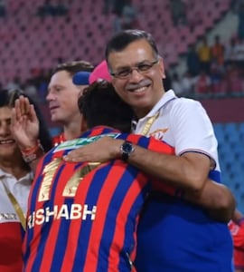 Sanjiv Goenkas Heartwarming Gesture For Rishabh Pant After Lucknow Super Giants 4th Straight Loss Goes Viral