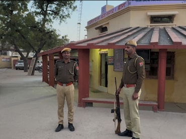 जंगल में आधी रात चल रही थी गोकशी, 28 थैलियों में 140 KG गोमांस के साथ पकड़े गए 4 आरोपी, 18 फरार