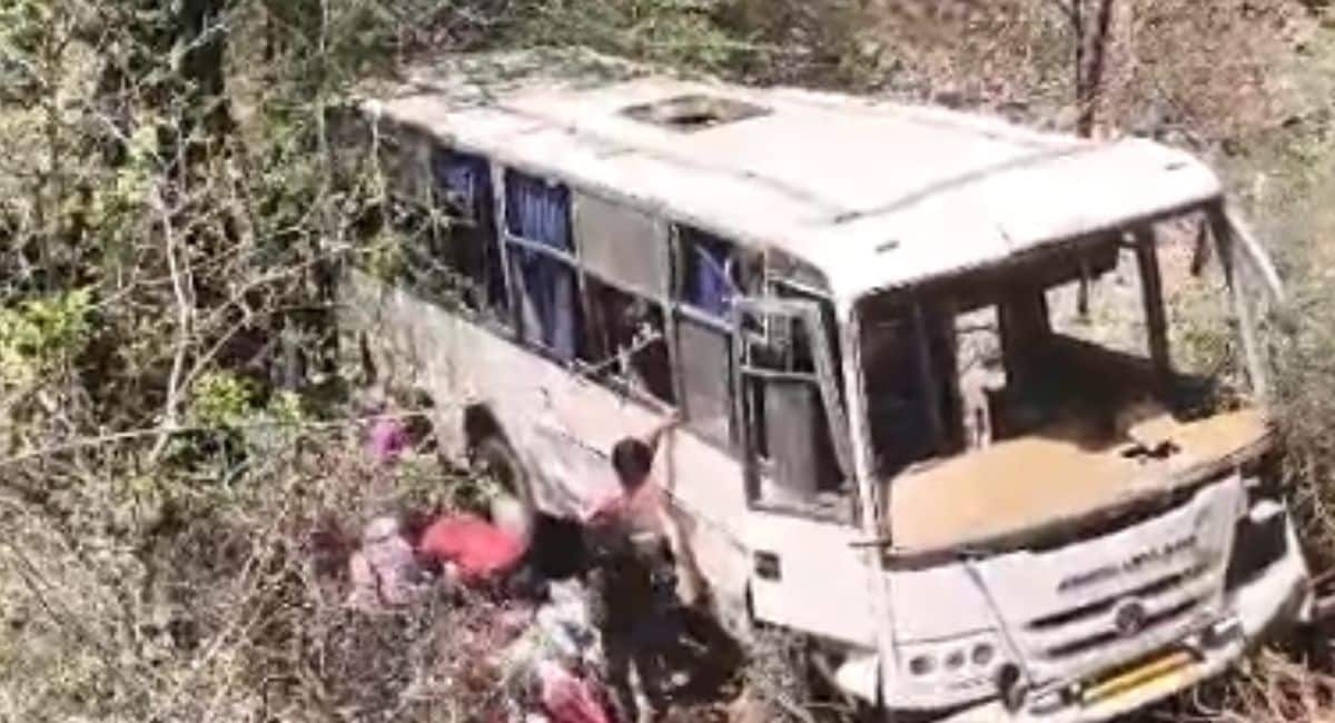 खाई में गिरी बस. 